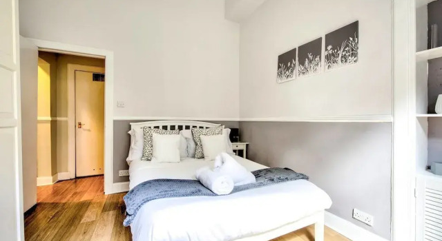 1 Bedroom Next to Scottish Parliament, Забронировать Отель Эдинбург Midlothian, рядом с Холирудское абатство