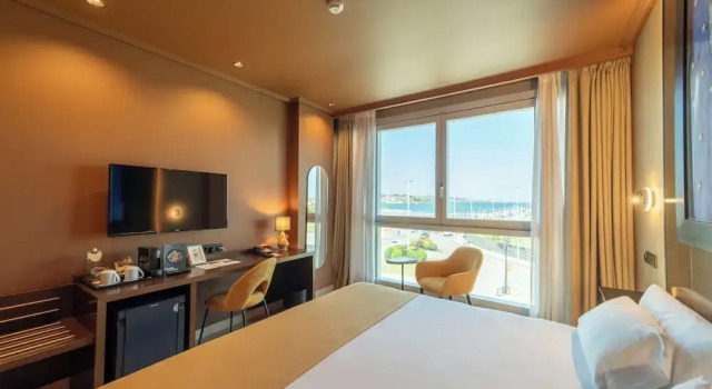 Номер Standard с частичным видом на море Abba Playa Gijón