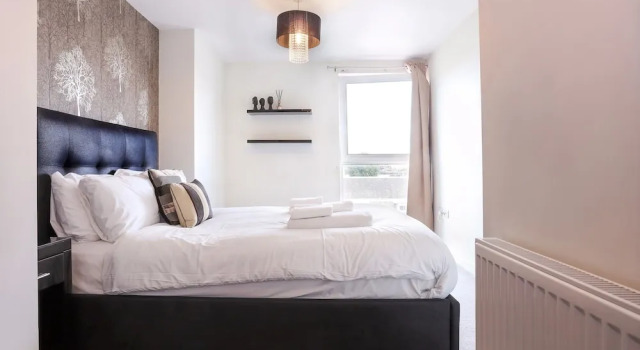 Greenwich Two Bed Flat, with Pool &Parking