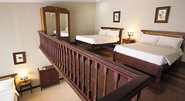 Кровать в общем номере Las Casas Filipinas de Acuzar