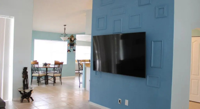 Spacious and private pool house, 15 min to beach