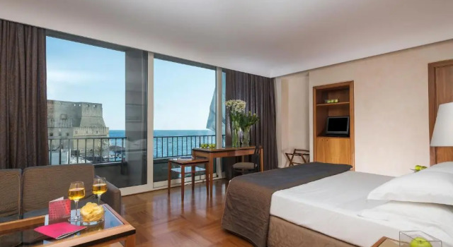 Двухместный номер Deluxe с видом на море Отель Royal Continental Hotel Naples