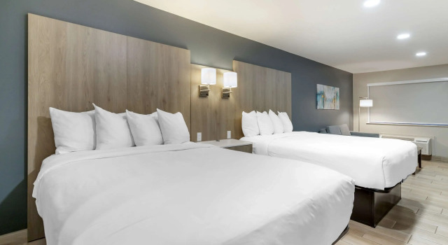 Четырёхместный полулюкс Best Western Plus Edinburg Inn & Suites