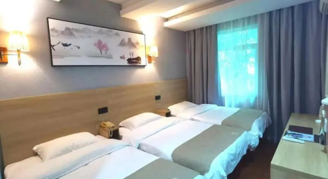 Трёхместный номер Standard GreenTree Inn Chongqing Longhu Times Tianjie Xietaizi Subway Station Hotel