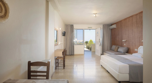 Трёхместная студия с видом на бассейн Lofos Panorama Apartments