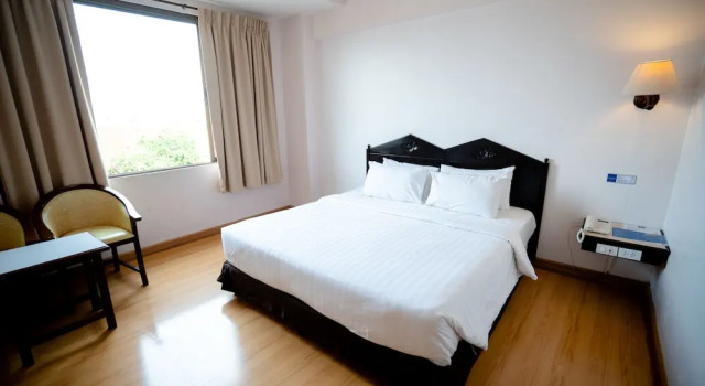 Двухместный номер Standard с балконом и с видом на город Phrae Nakara Hotel