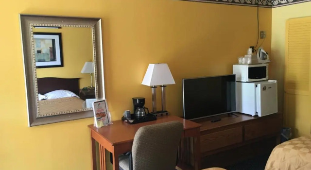 Четырёхместный номер Standard Norwalk Inn