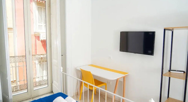 Vulcania Rooms, Забронировать Гостевой дом Моло Беверелло Неаполь, рядом с Церковь Пио Монте делла Мизерикордия