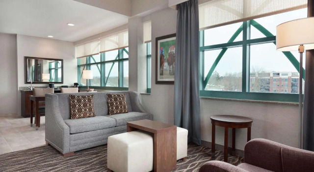 Двухместный люкс с 2 комнатами Embassy Suites Saratoga Springs