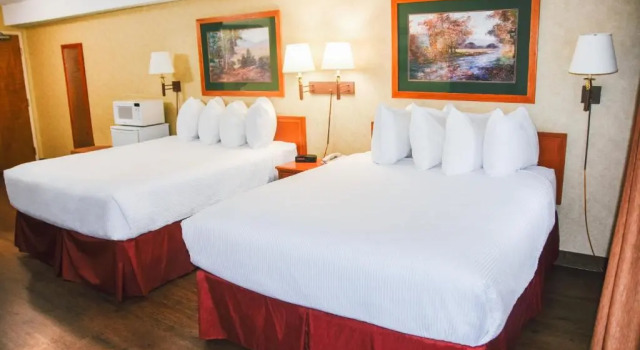 Четырёхместный номер Standard Stony Plain Inn & Suites