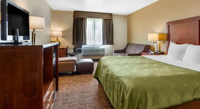 Люкс Superior Quality Inn Logan near University