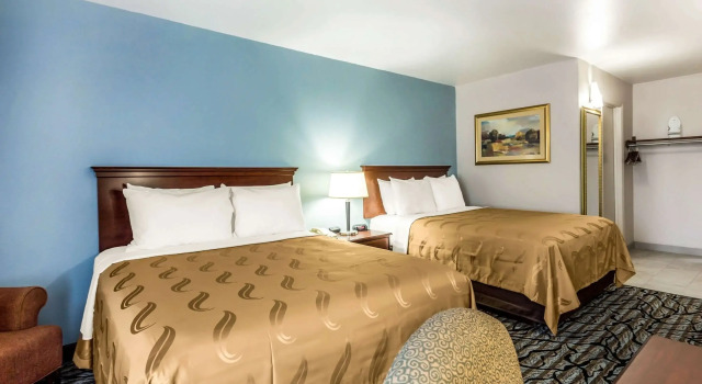 Четырёхместный номер Standard Quality Inn Fort Mill near Carowinds Blvd