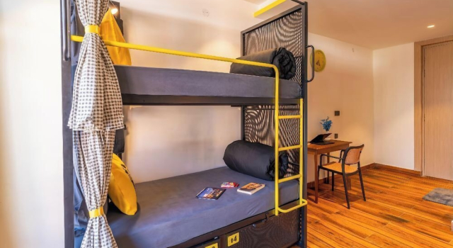 Кровать в общем номере с балконом и с видом на окрестности The Hosteller Mcleodganj, Bhagsu Waterfall
