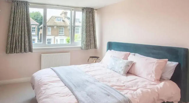 Sunny and Bright 1 Bed Apartment in London, Забронировать Апартаменты/квартира Отели Лондона с парковкой, рядом с Уайт Сити, Парковка