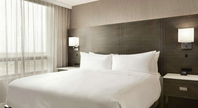 Двухместный номер Standard Embassy Suites By Hilton Montreal Airport