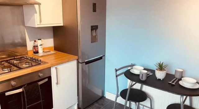 Ty Cerrig - Comfy House with Parking for Multiple Vehicles and Great Transport Links