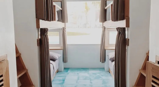 Кровать в общем номере (женский номер) с видом на бассейн Kos One Hostel
