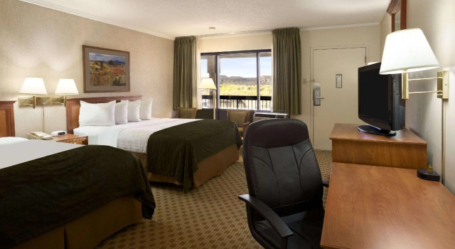 Четырёхместный номер Standard Days Inn & Suites by Wyndham Trinidad