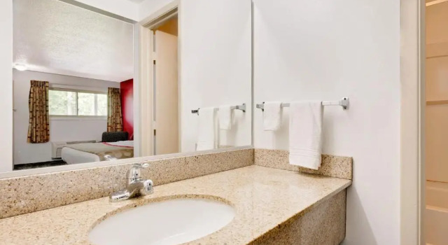 Номер Standard Ramada by Wyndham Cleveland Airport West