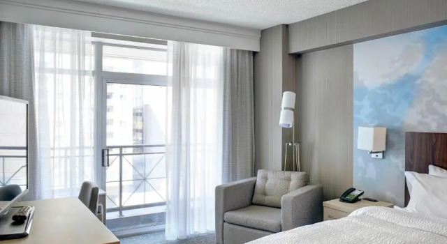 Двухместный номер Guest Corner с балконом Courtyard by Marriott Toronto Downtown
