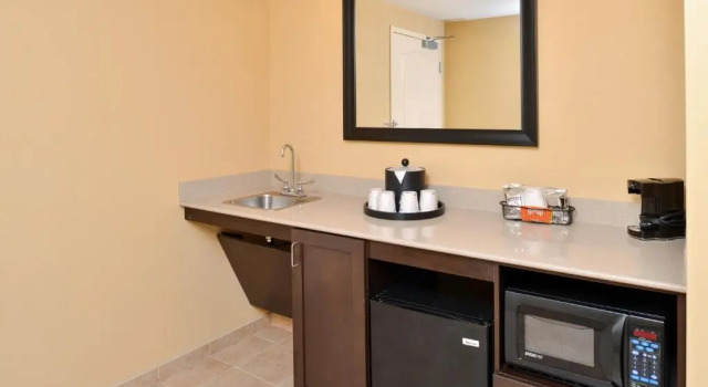 Четырёхместная студия Deluxe Hampton Inn & Suites Fort Belvoir Alexandria South