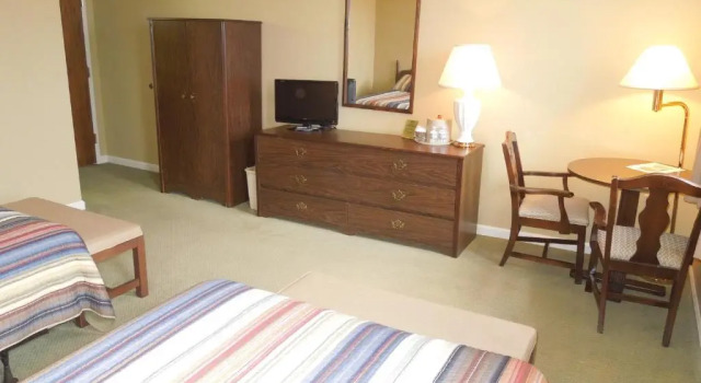 Четырёхместный номер Standard Guest Quarters at The Bridges Golf Club