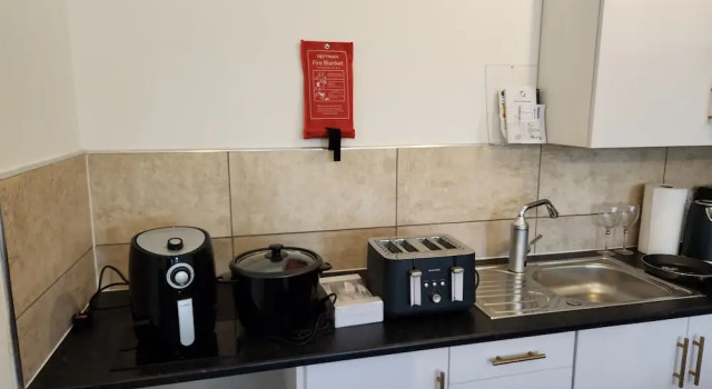 1 Bed Flat - Sleeps 3 - Parking - Wifi, Book Hotel Greenhithe England