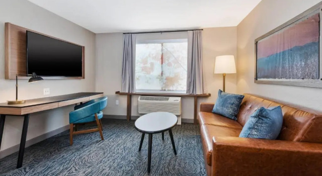 Двухместный люкс с видом на город Fairfield Inn & Suites by Marriott Kalamazoo