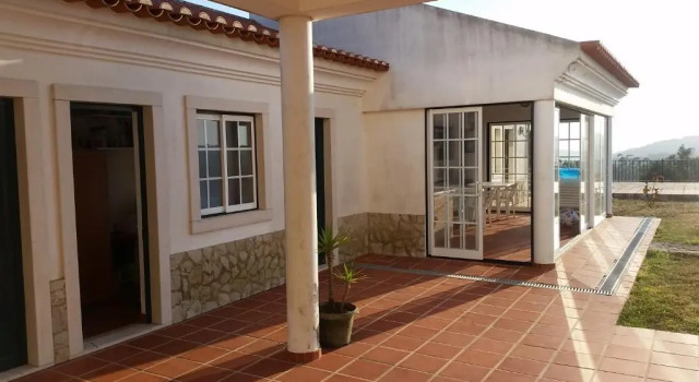 Коттедж с 4 комнатами Casa do Cabeço