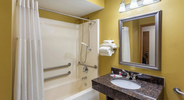 Четырёхместный номер Standard Baymont by Wyndham Harvard