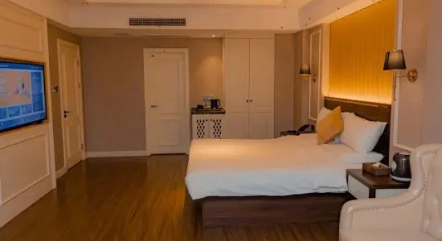 Люкс Deluxe Guoan Business Hotel (Daming Qieshanhu Park Branch)