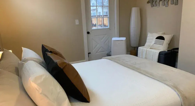 Gorgeous Guest Suite. Walk to Old Town & CSU!, Забронировать Гостевой дом Отели Форт-Коллинс с парковкой, рядом с Global Village Museum of Arts and Cultures, Парковка
