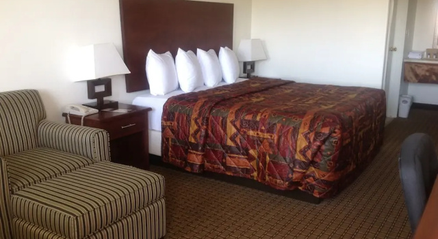 Полулюкс America Inn & Suites