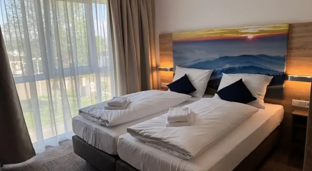 Четырёхместный номер Business c 1 комнатой Highway Hotel