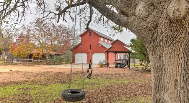 Коттедж c 1 комнатой с балконом Ark Bunkhouse Fredericksburg Hideaway w/ Hot Tub