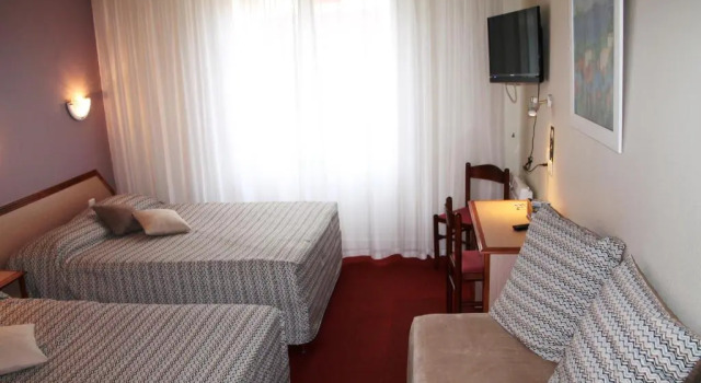 Четырёхместный номер Standard Logis Hôtel & Restaurant Le Cheval Blanc et Clovis