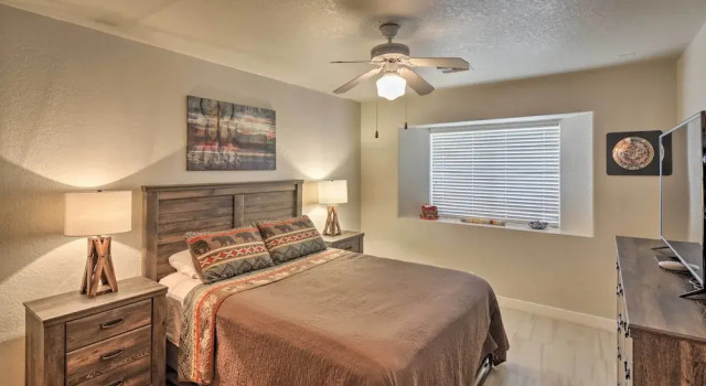 Lake Havasu Home: Heated Pool & Golf Course Views, Забронировать Дом для отпуска Лейк-Хавасу-Сити штат Аризона