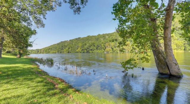Коттедж Riverfront Home w/ Porches & Views in Cotter!