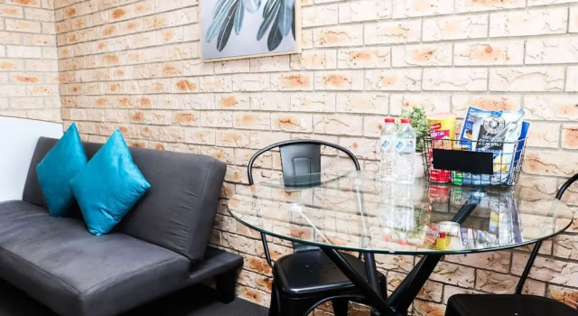 Двухместный номер Deluxe с балконом Kennedy Drive Boutique Motel & Nursery- Close To City Centre & Airport
