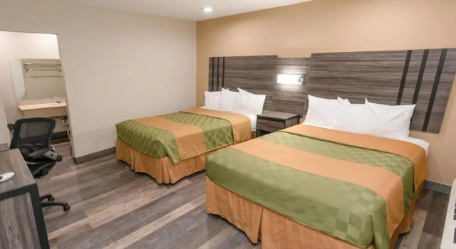 Четырёхместный номер Standard Crown Motel
