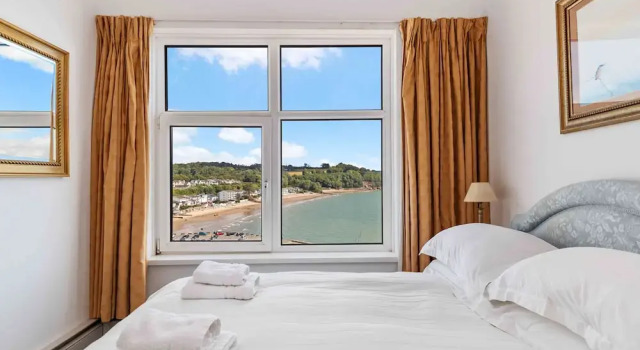 Captains View - Sea and Harbour Views Parking