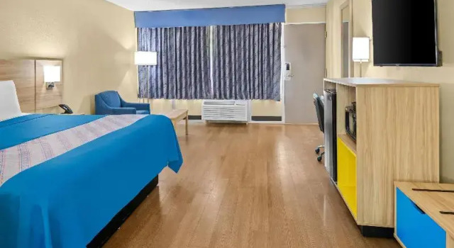 Двухместный люкс с балконом Days Inn by Wyndham Lafayette Near Lafayette Airport