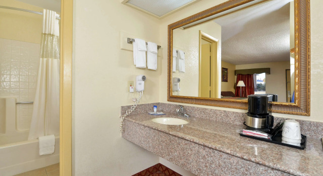 Четырёхместный номер Standard Americas Best Value Inn - Brookhaven