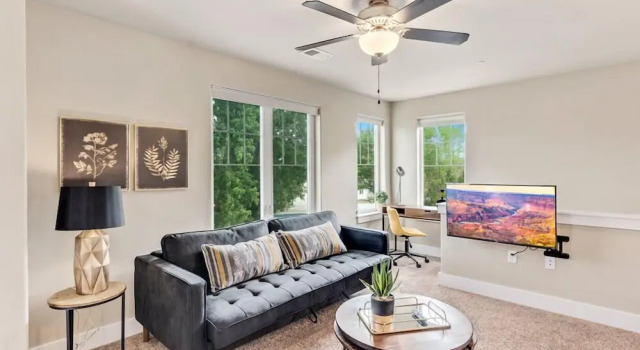 Contemporary Solar Powered Studio near Old Town!, Book Feriehus Villaer i Fort Collins, Villa