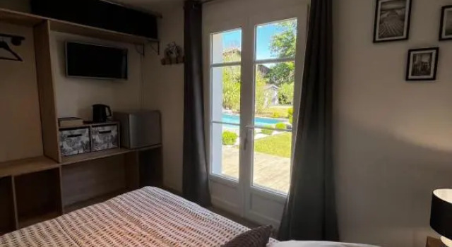 Двухместный номер Standard с видом на бассейн Chambre avec salle de bain privée de la Canopée de Mios
