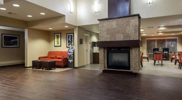 Comfort Suites Central / I-44, Varaa Hotelli Tulsa Oklahoma