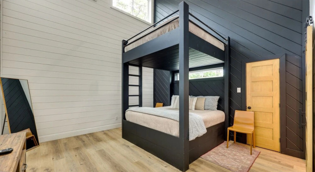 Stunning Cabin w/ Hot Tub, 1 Mi to Broken Bow Lake, Boek Vakantiehuis Hochatown Oklahoma