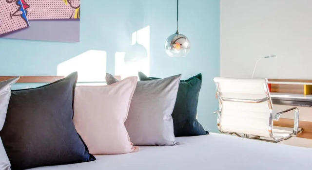 Коттедж c 1 комнатой Bubble Gum Modern: Mid-Century Alexander by ACME House Company