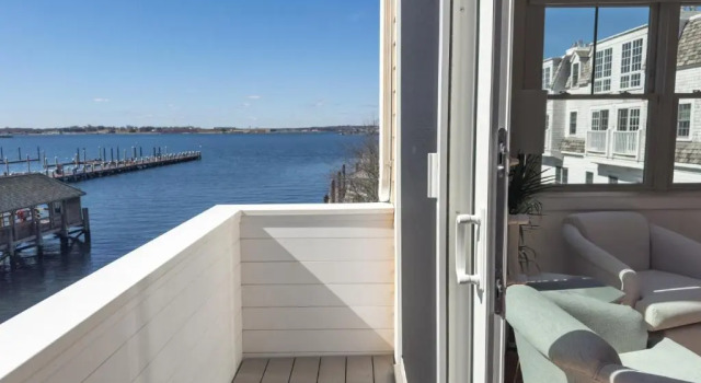 Люкс с видом на воду Harborside Inn