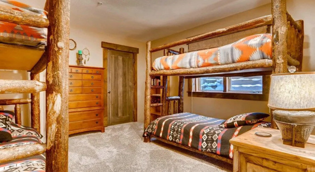 Alpenglow Peaks Lodge